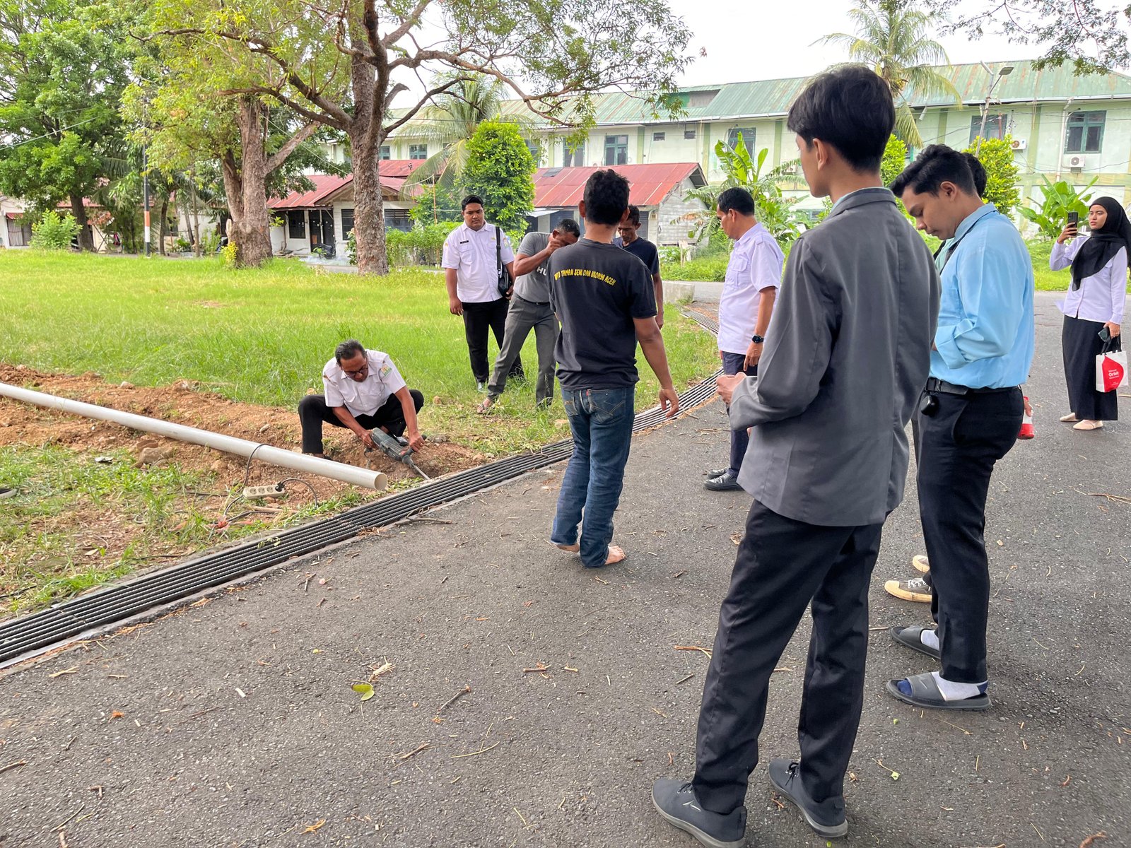 Proses Pemasangan Pipa Kamar Kecil