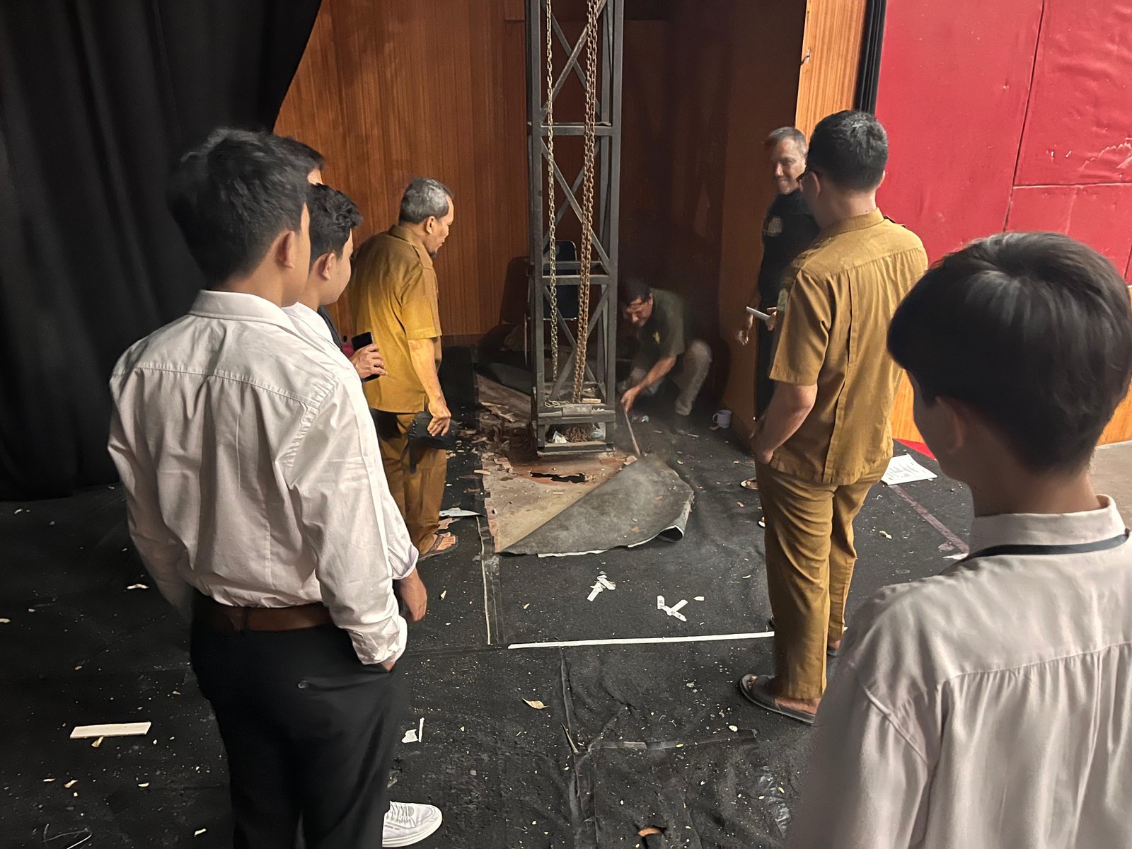 Tim melakukan inspeksi gedung